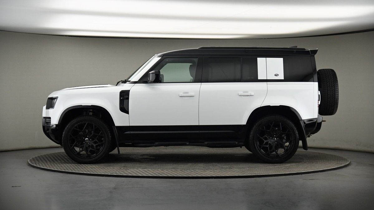 Land Rover Defender 110 Image 19