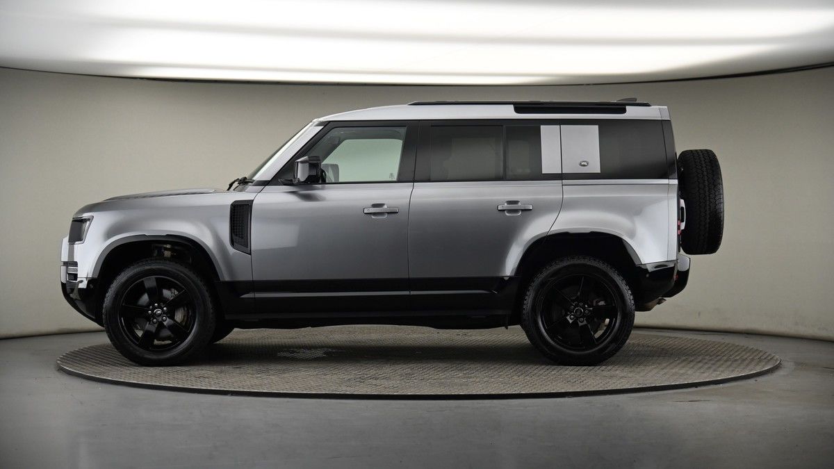 Land Rover Defender 110 Image 19