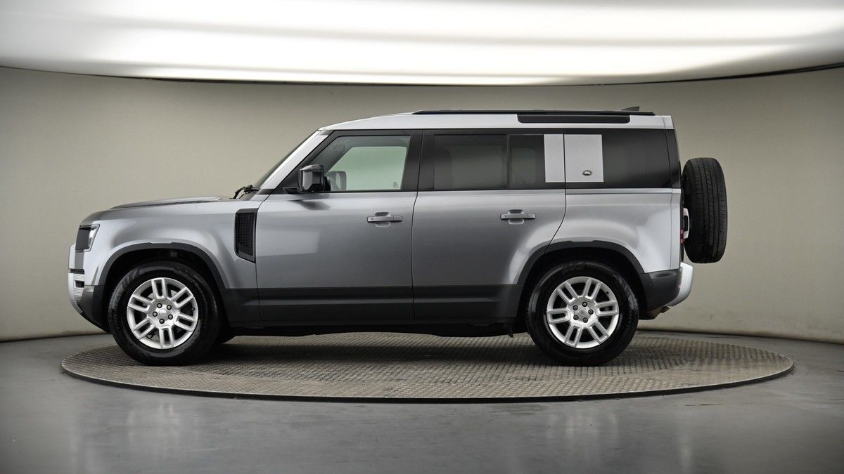 Land Rover Defender 110 Image 19