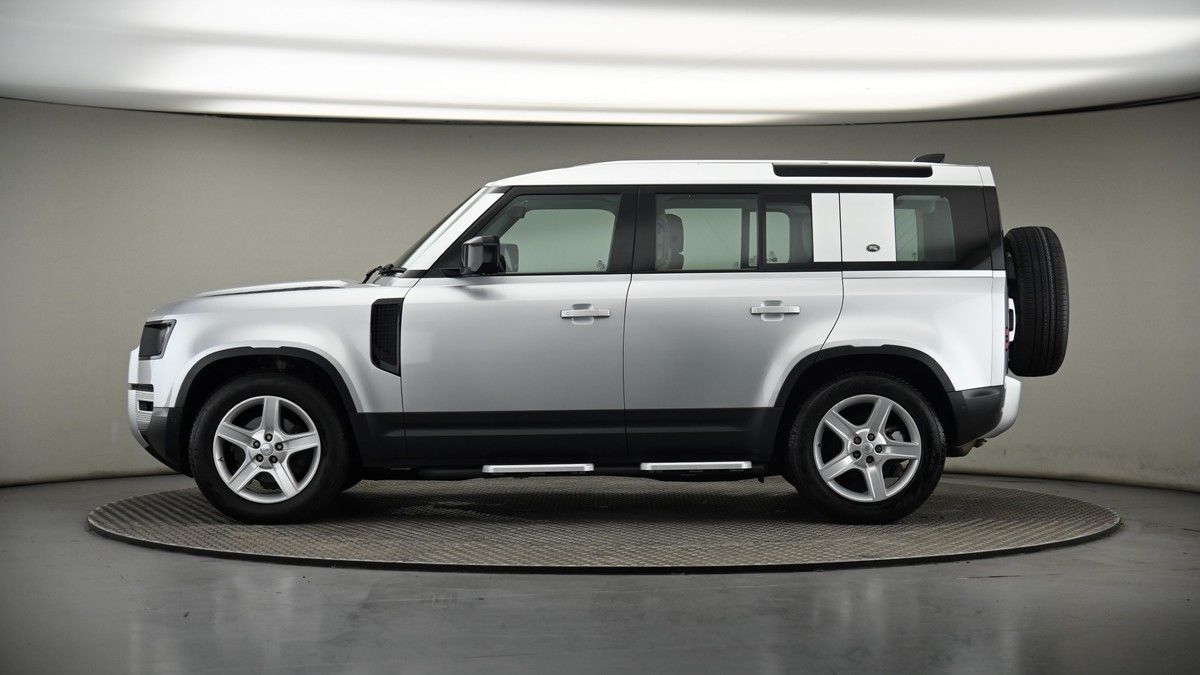 Land Rover Defender 110 Image 19