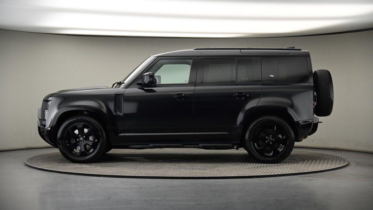Land Rover Defender 110 Image 19