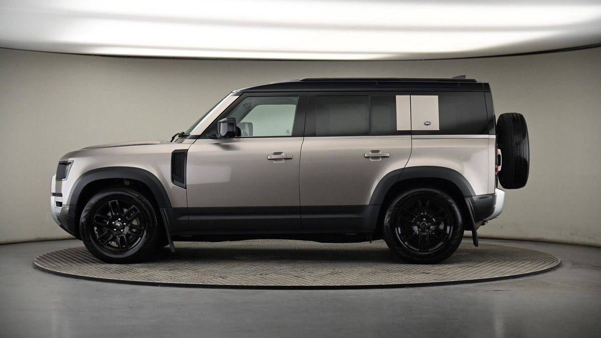 Land Rover Defender 110 Image 19