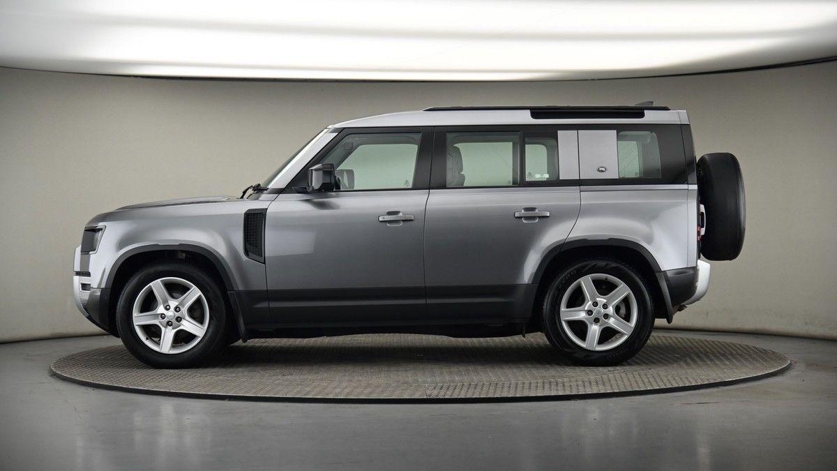 Land Rover Defender 110 Image 19