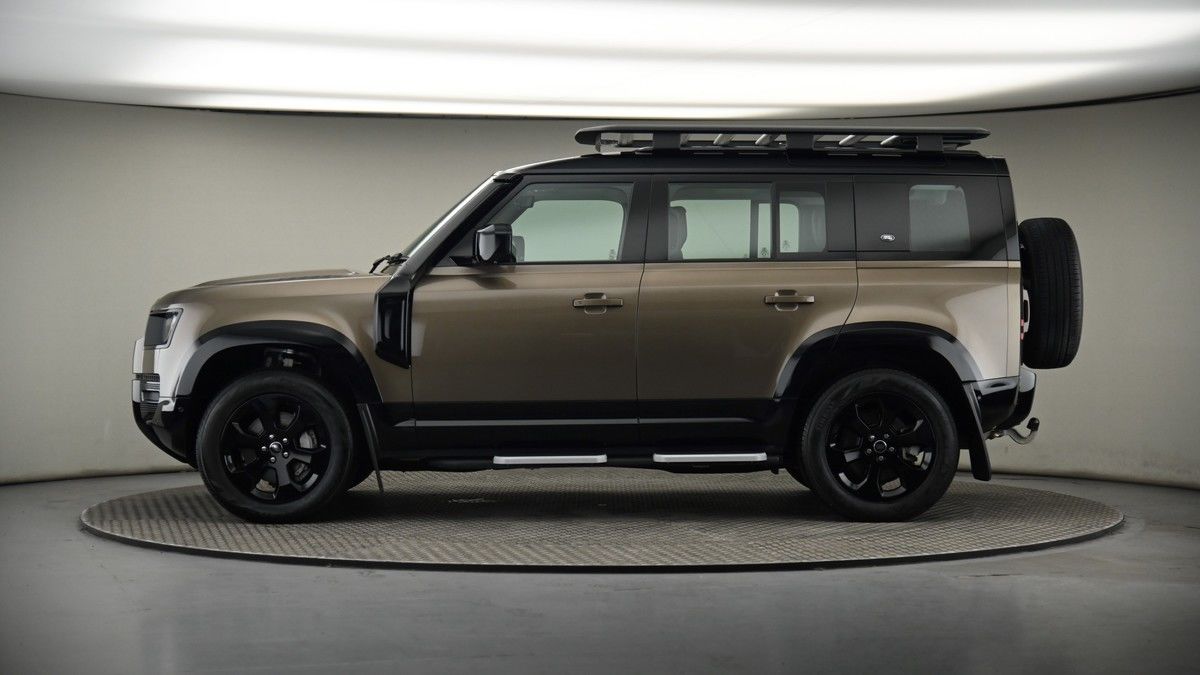 Land Rover Defender 110 Image 19