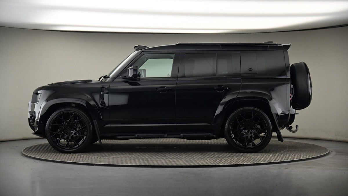 Land Rover Defender 110 Image 19