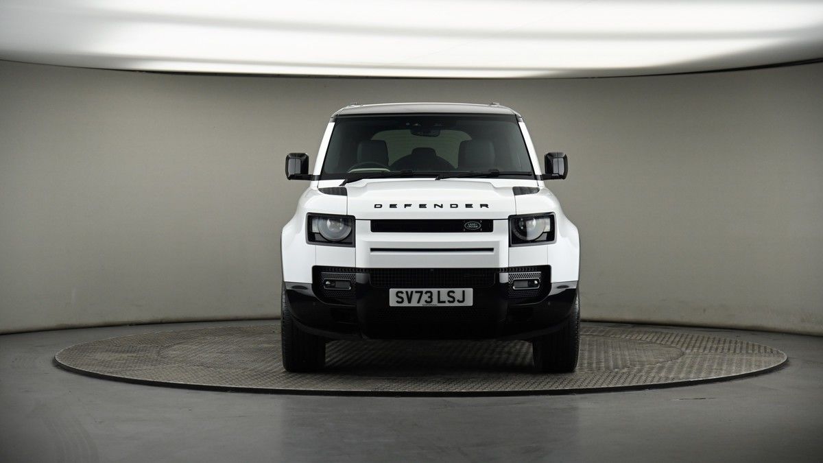 Land Rover Defender 110 Image 18