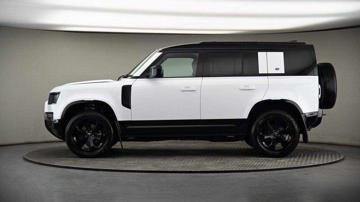Land Rover Defender 110 Image 19