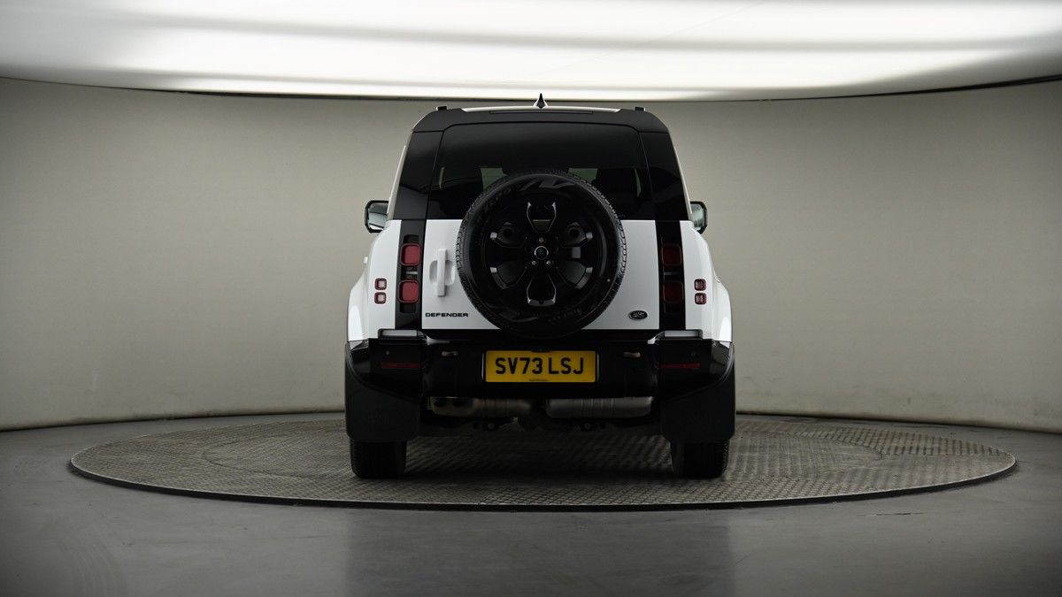 Land Rover Defender 110 Image 17