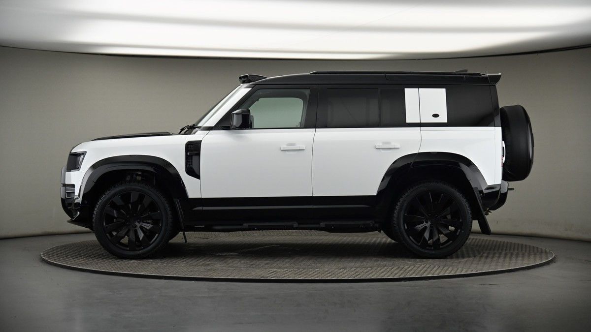 Land Rover Defender 110 Image 19