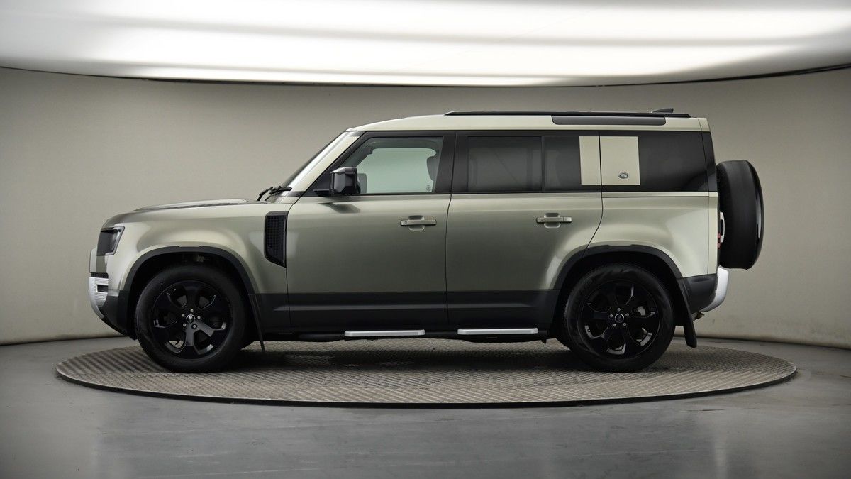 Land Rover Defender 110 Image 19