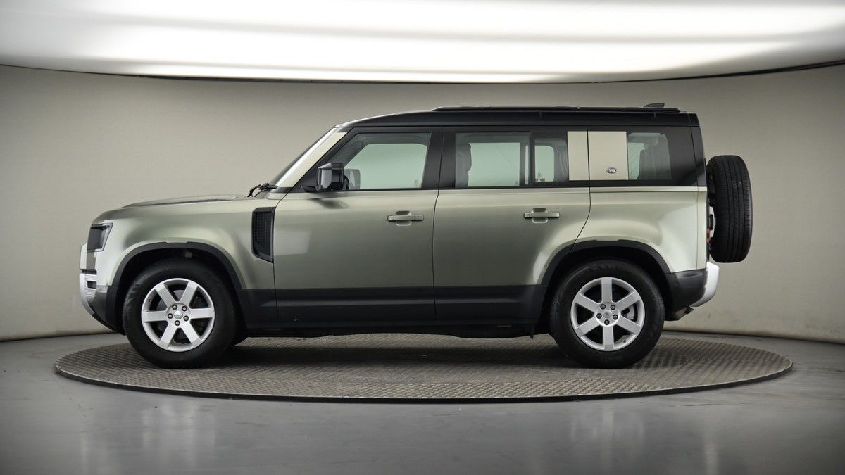 Land Rover Defender 110 Image 19
