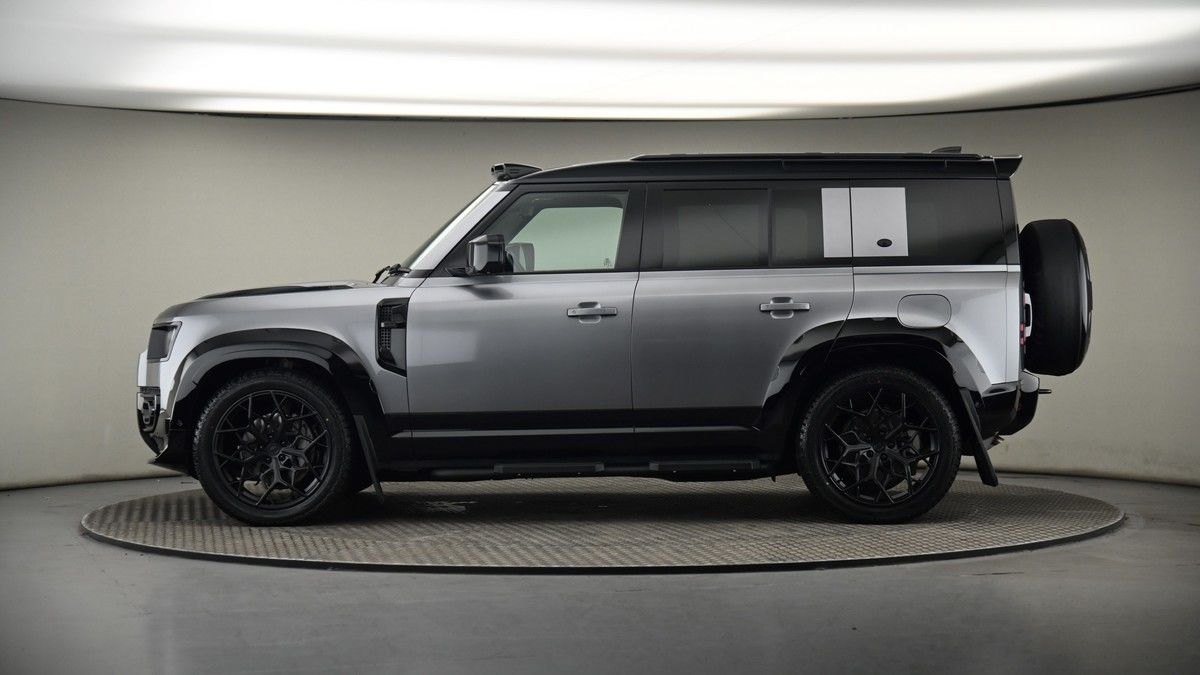 Land Rover Defender 110 Image 19