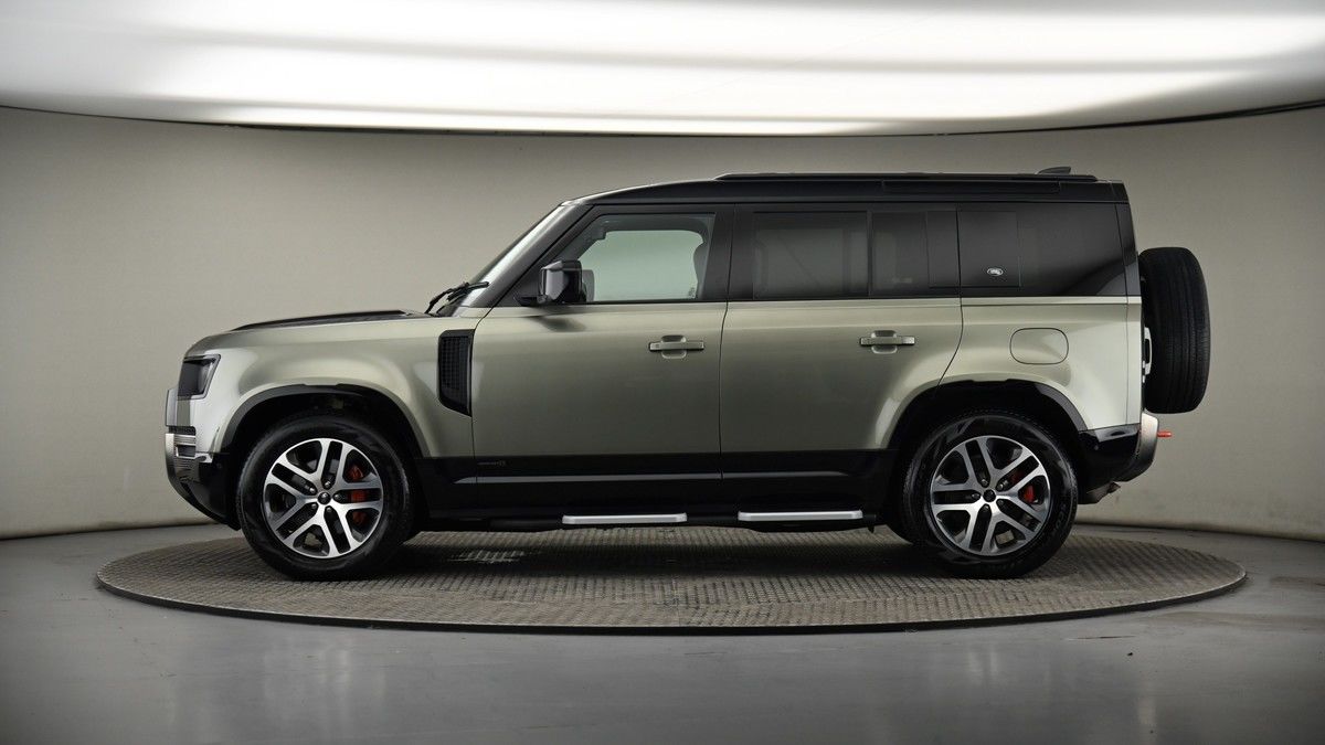 Land Rover Defender 110 Image 19