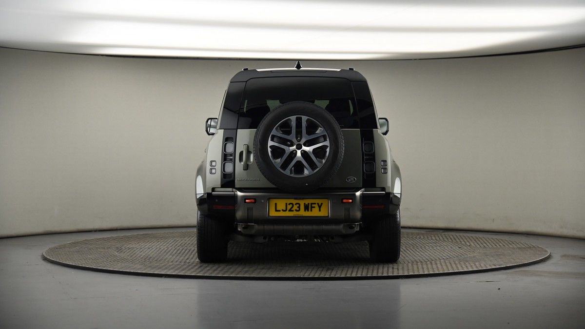 Land Rover Defender 110 Image 17