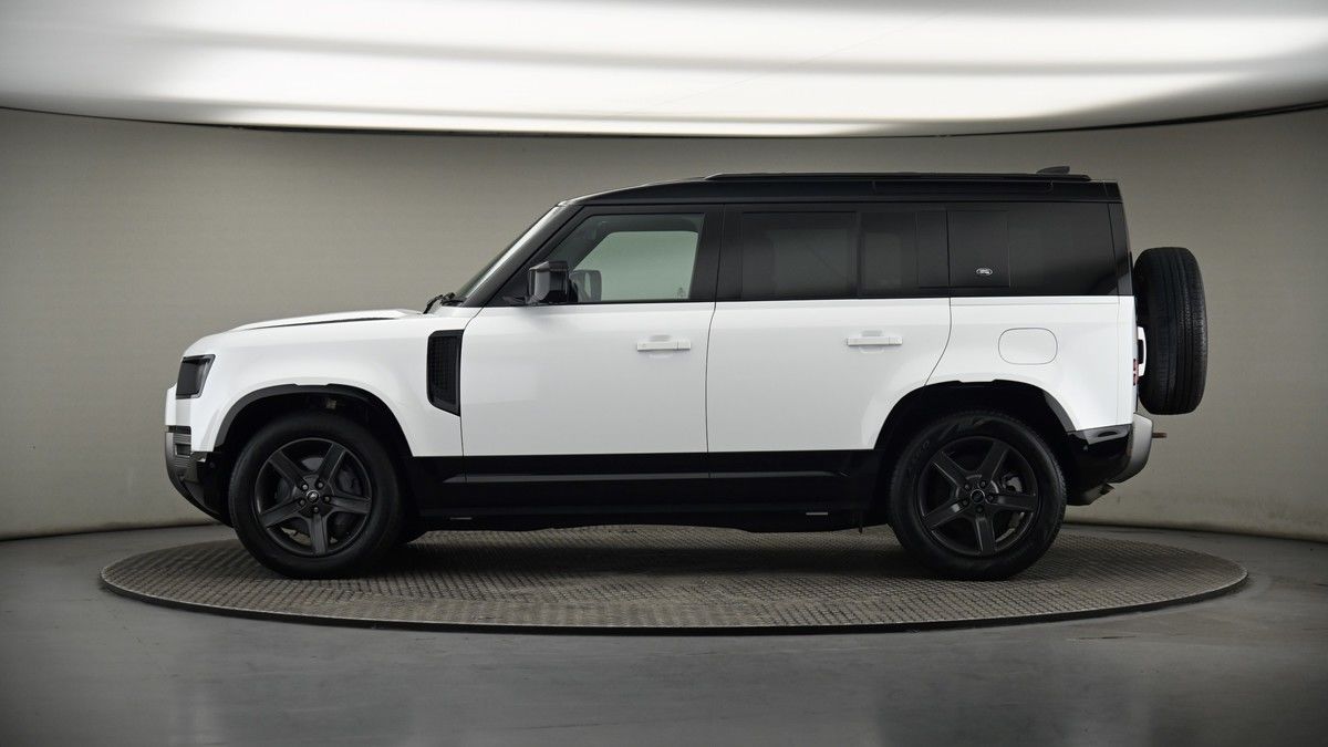 Land Rover Defender 110 Image 19