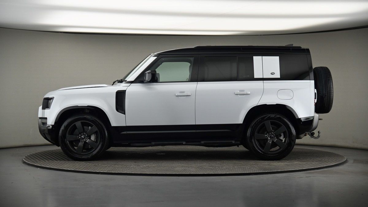 Land Rover Defender 110 Image 19
