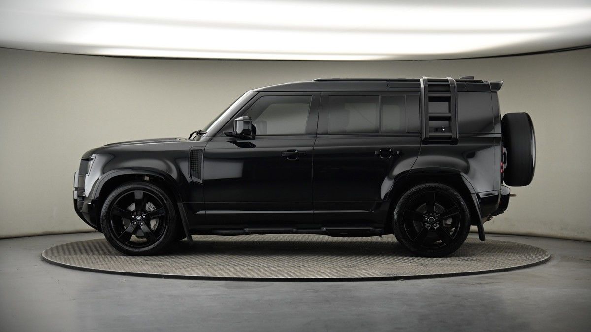 Land Rover Defender 110 Image 19