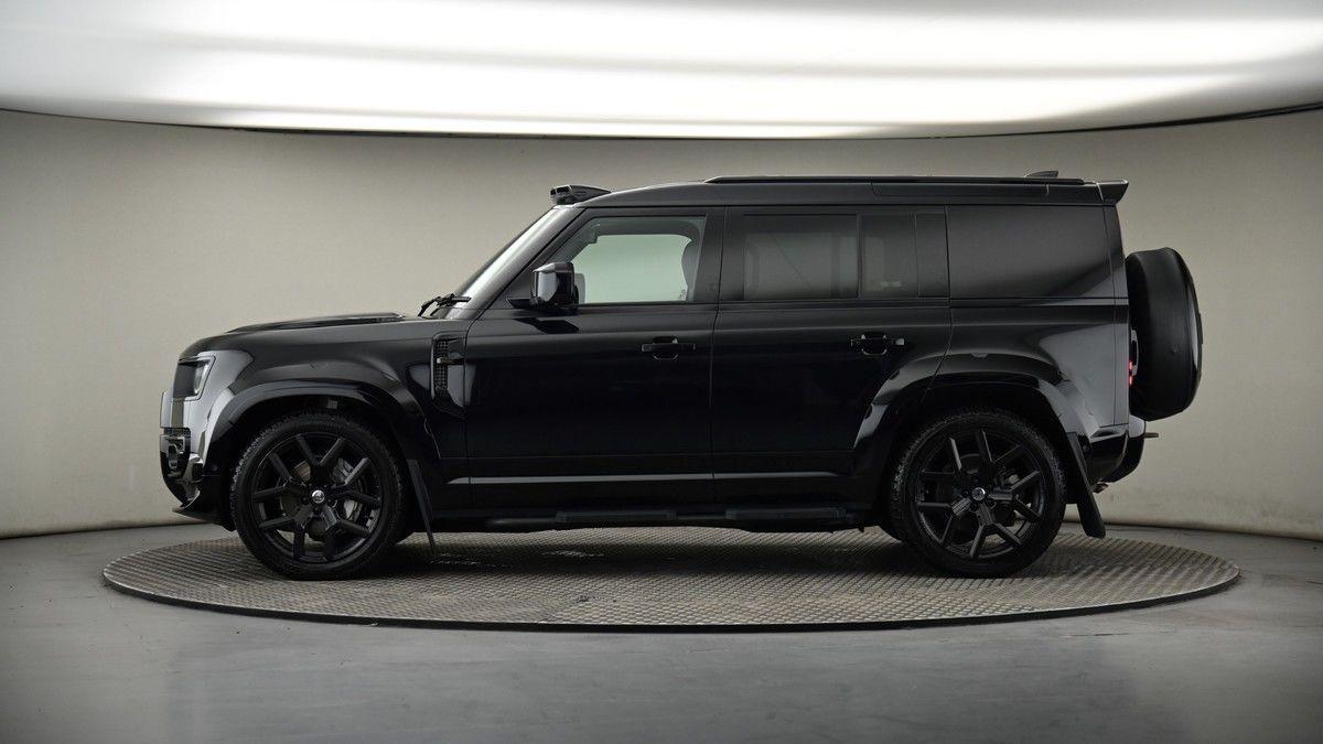 Land Rover Defender 110 Image 18