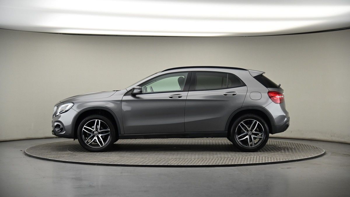 Mercedes-Benz GLA Image 18