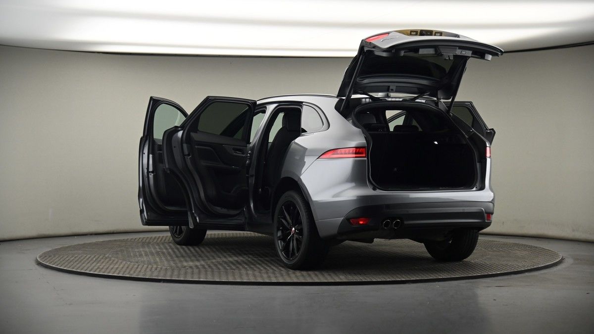 Jaguar F-PACE Image 8