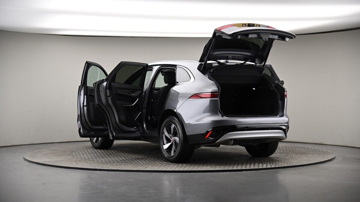 Jaguar F-PACE Image 16