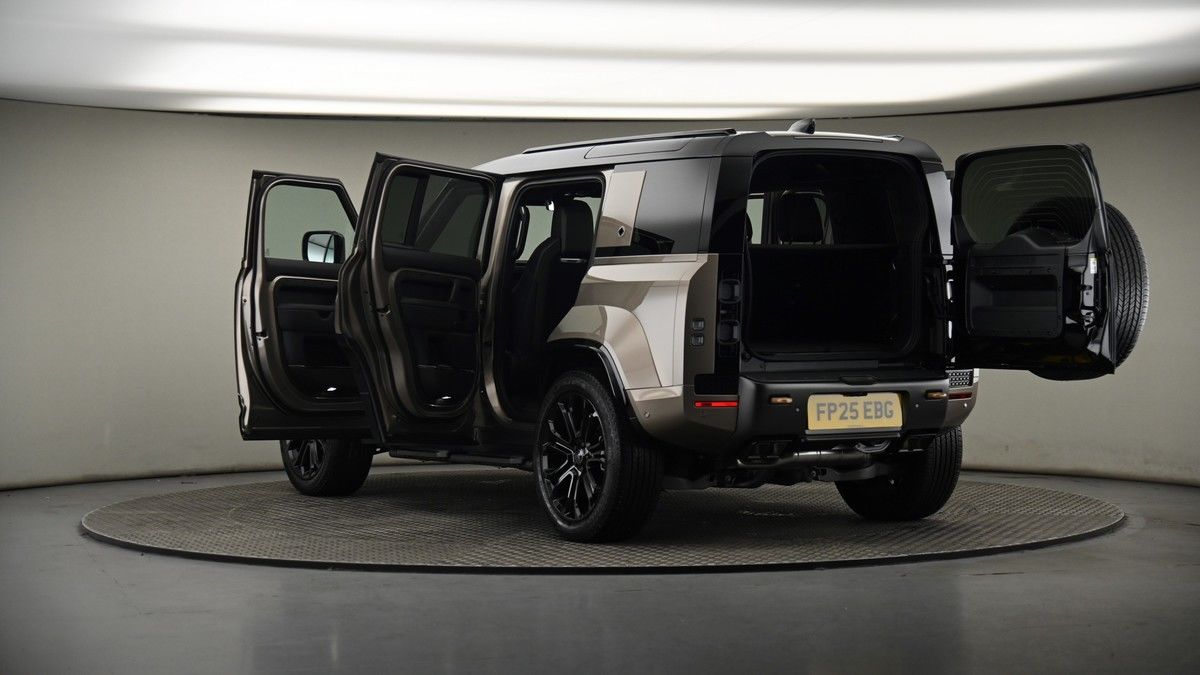 Land Rover Defender 110 Image 9