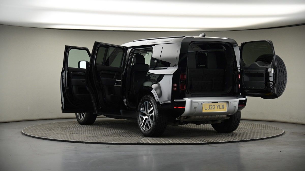 Land Rover Defender 110 Image 8