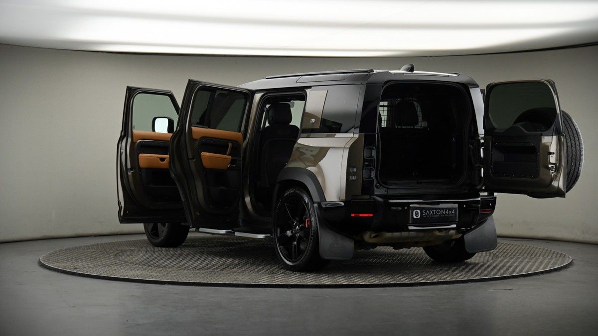 Land Rover Defender 110 Image 8