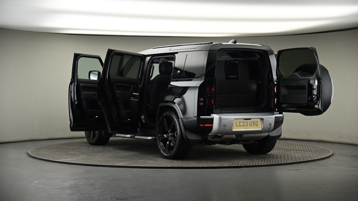 Land Rover Defender 110 Image 16