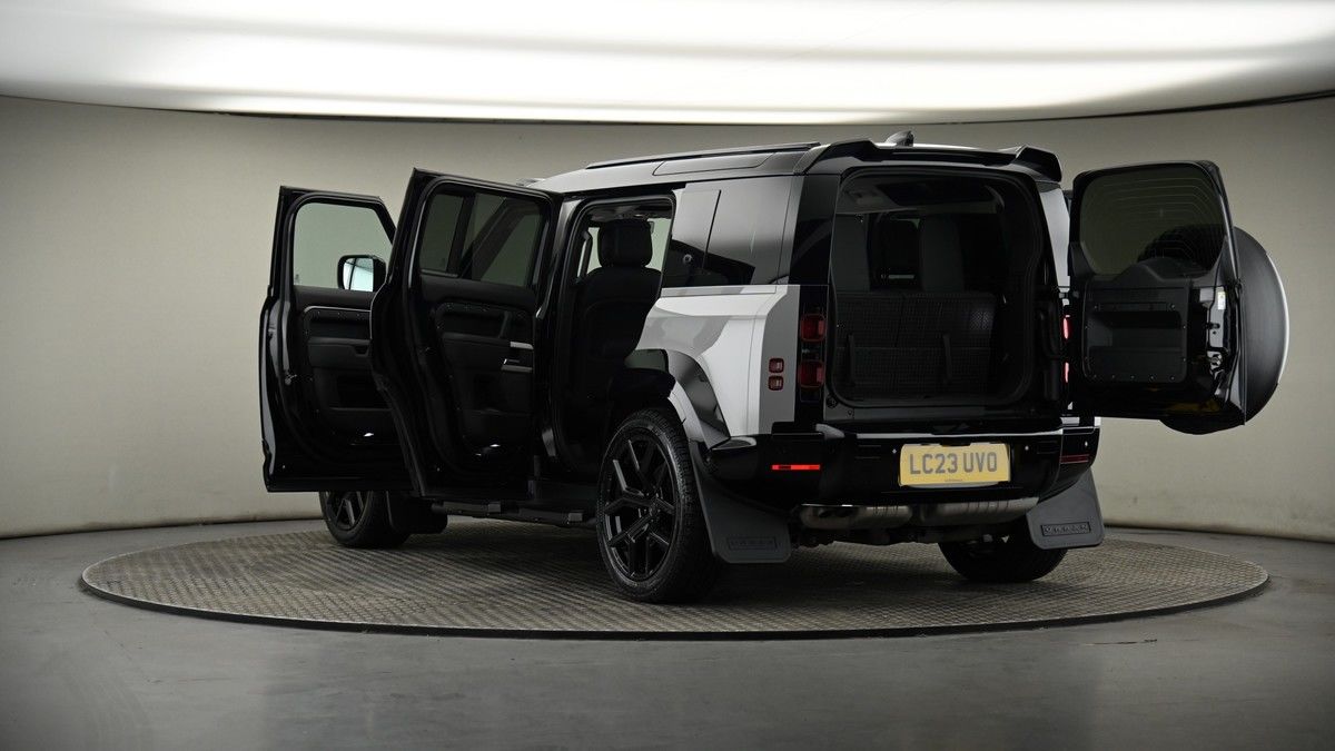 Land Rover Defender 110 Image 15