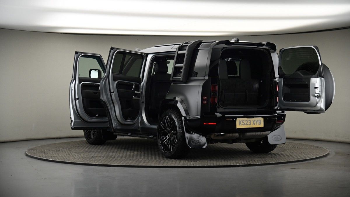 Land Rover Defender 110 Image 8