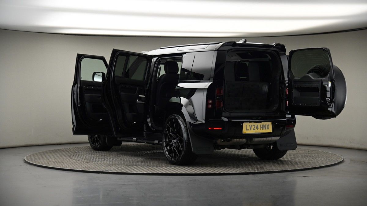 Land Rover Defender 110 Image 8