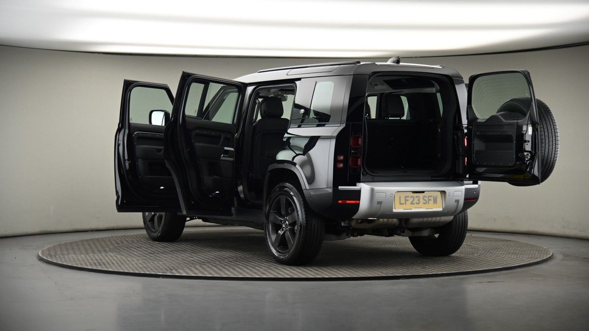 Land Rover Defender 110 Image 8
