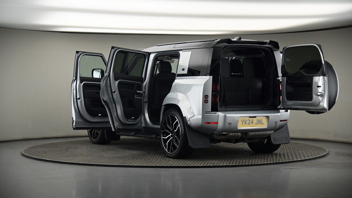 Land Rover Defender 110 Image 8