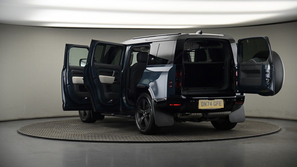 Land Rover Defender 110 Image 8