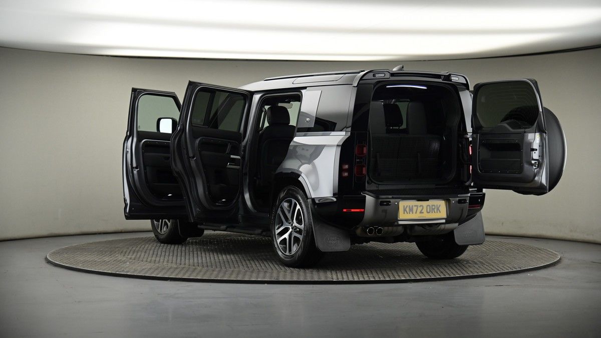 Land Rover Defender 110 Image 16