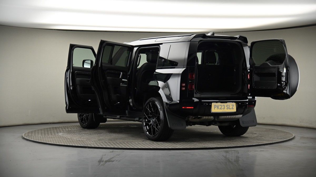 Land Rover Defender 110 Image 8