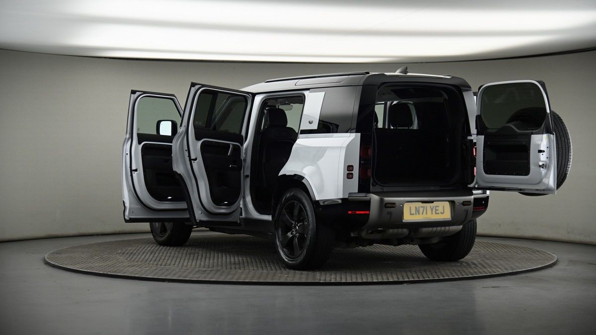 Land Rover Defender 110 Image 7