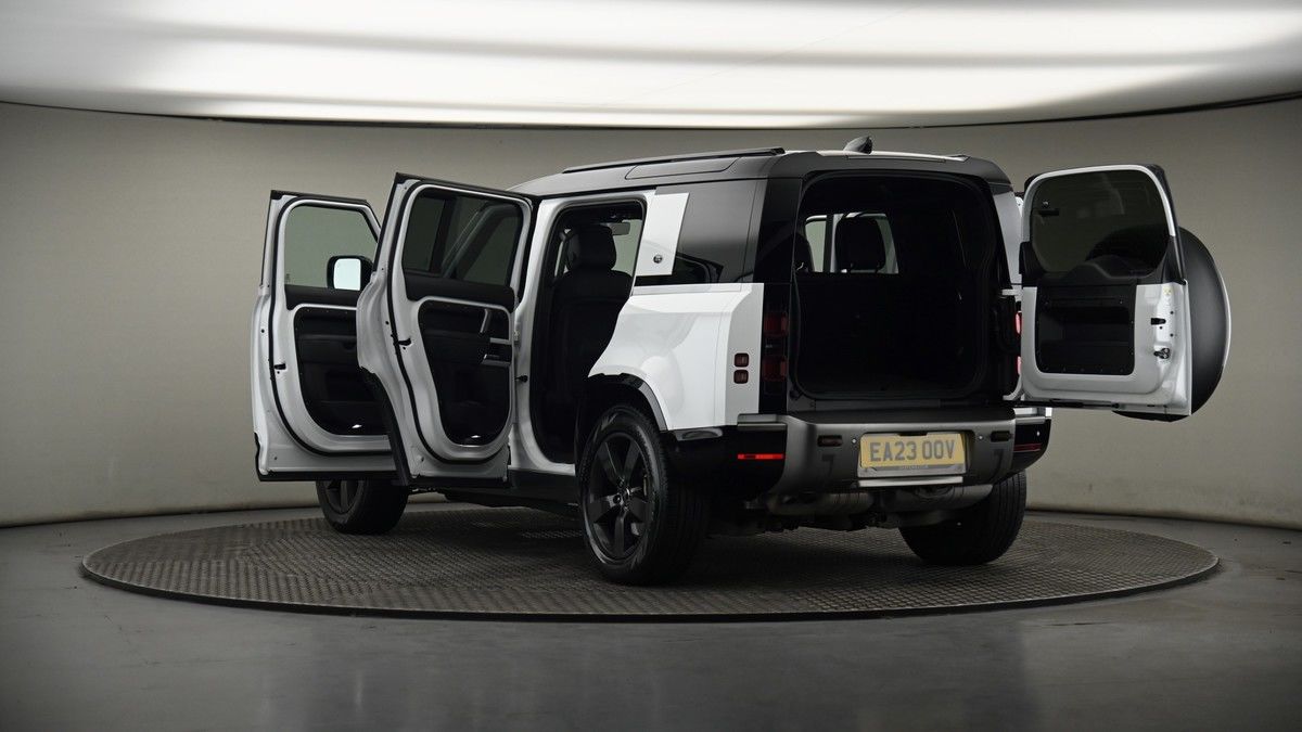 Land Rover Defender 110 Image 8