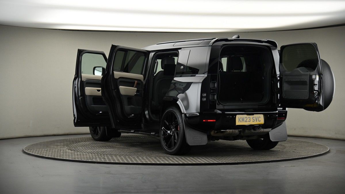 Land Rover Defender 110 Image 18