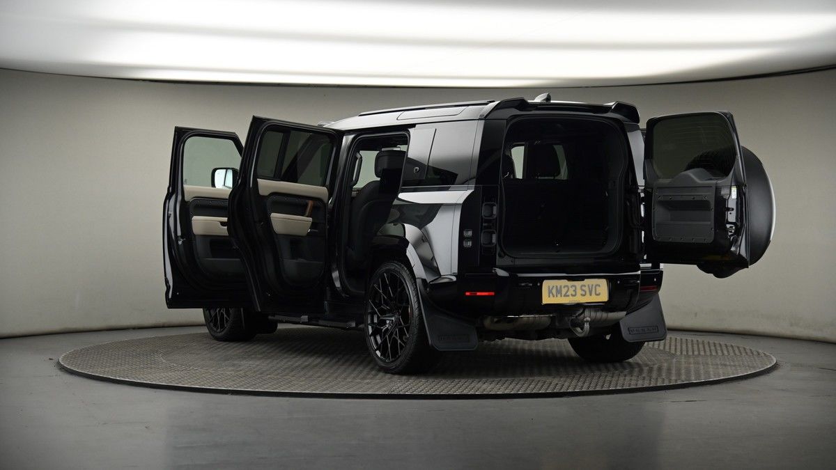 Land Rover Defender 110 Image 17