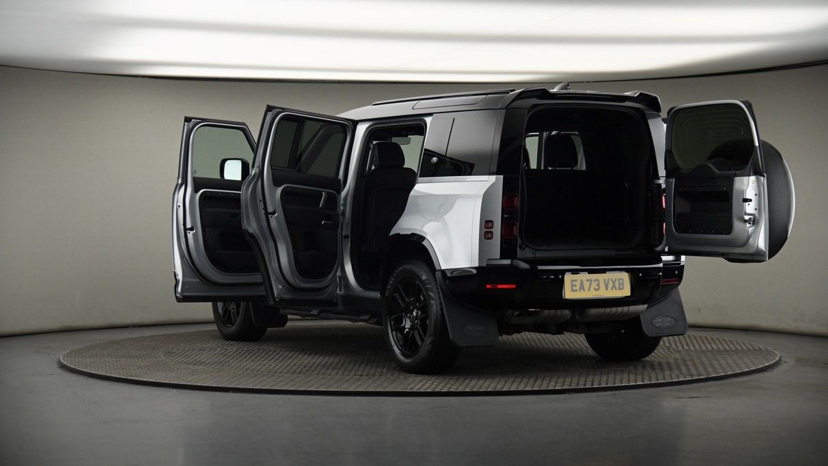 Land Rover Defender 110 Image 8