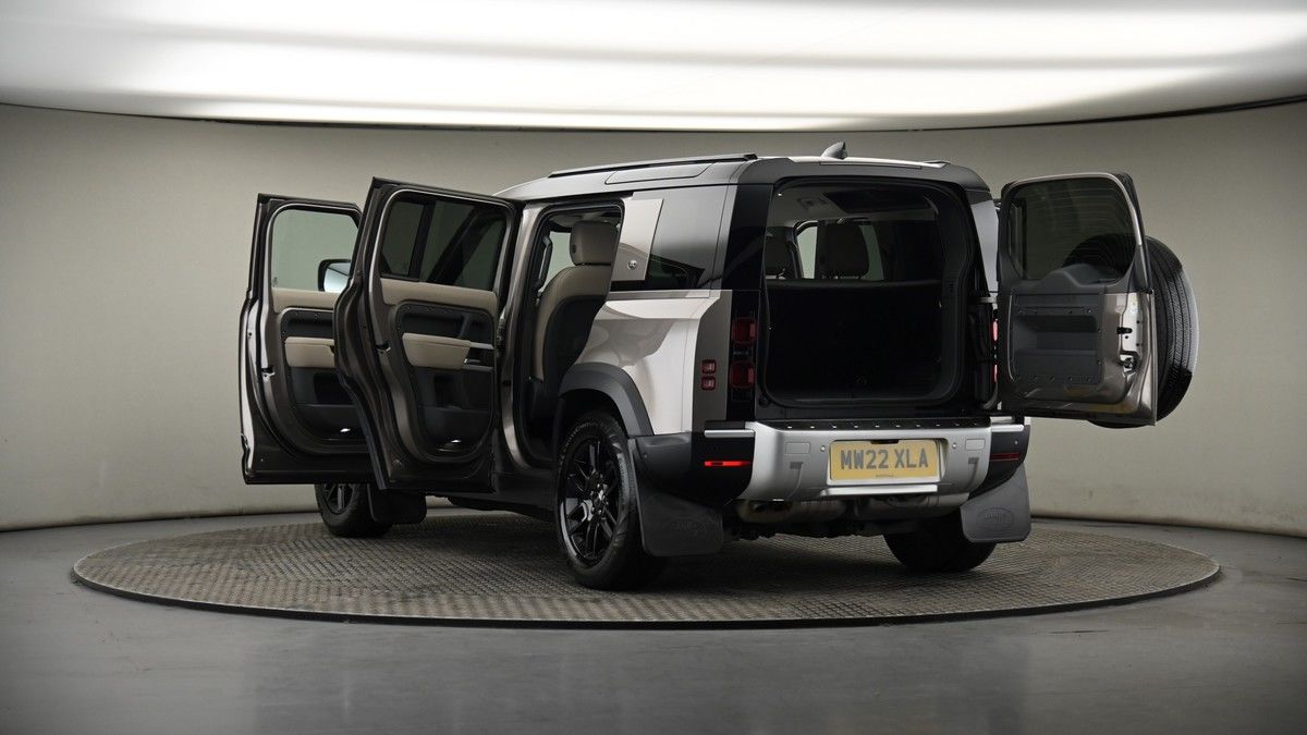 Land Rover Defender 110 Image 8