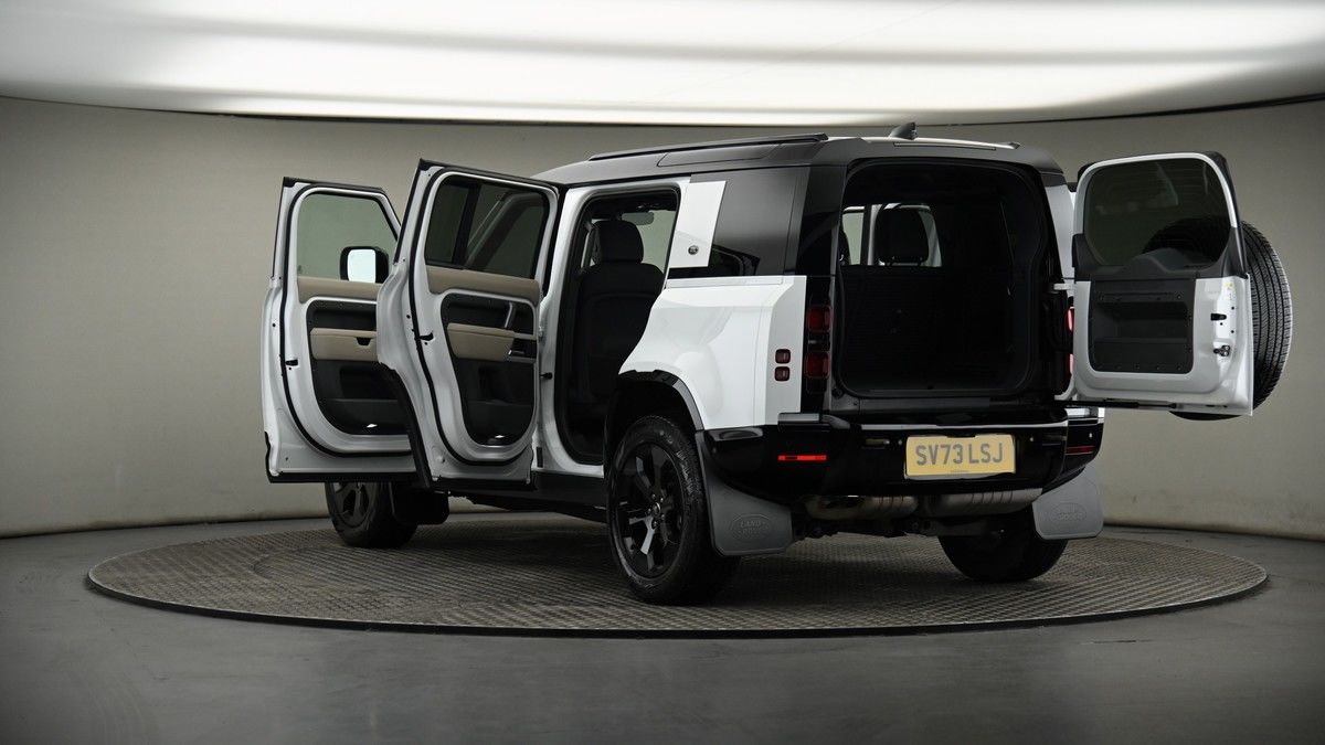 Land Rover Defender 110 Image 8