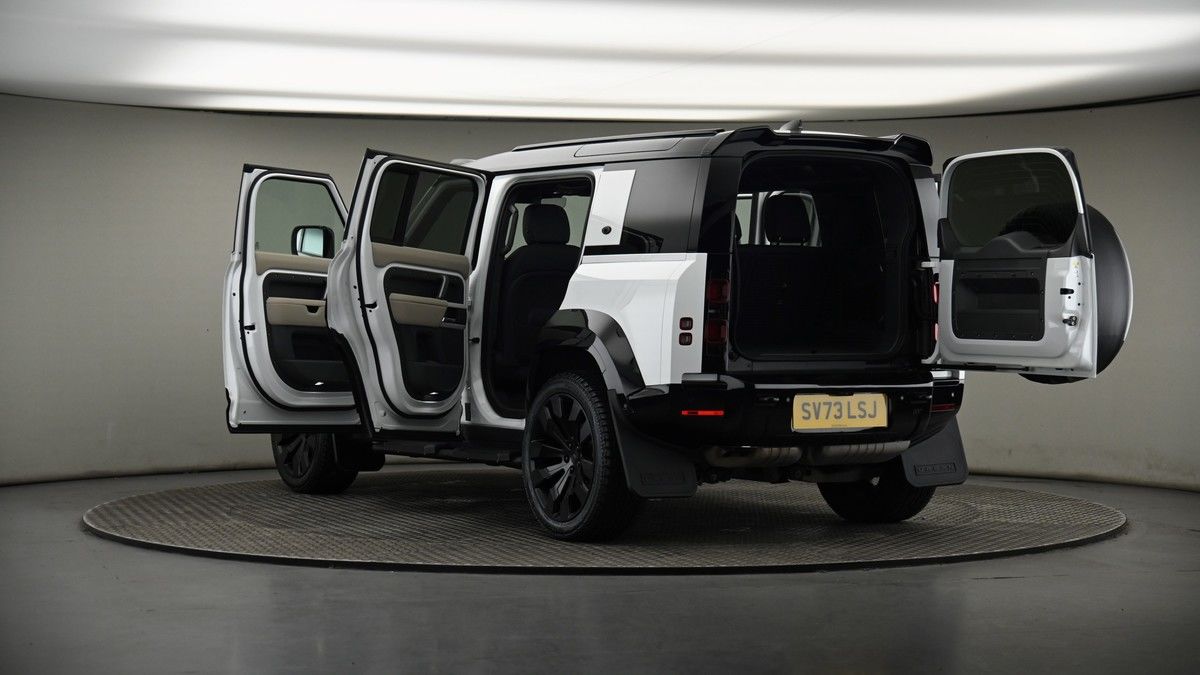 Land Rover Defender 110 Image 8