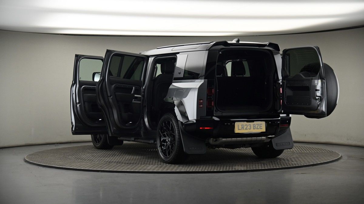 Land Rover Defender 110 Image 8