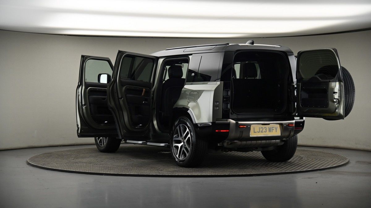 Land Rover Defender 110 Image 8