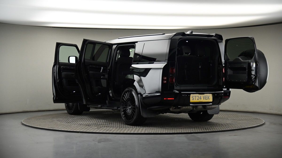 Land Rover Defender 130 Image 8
