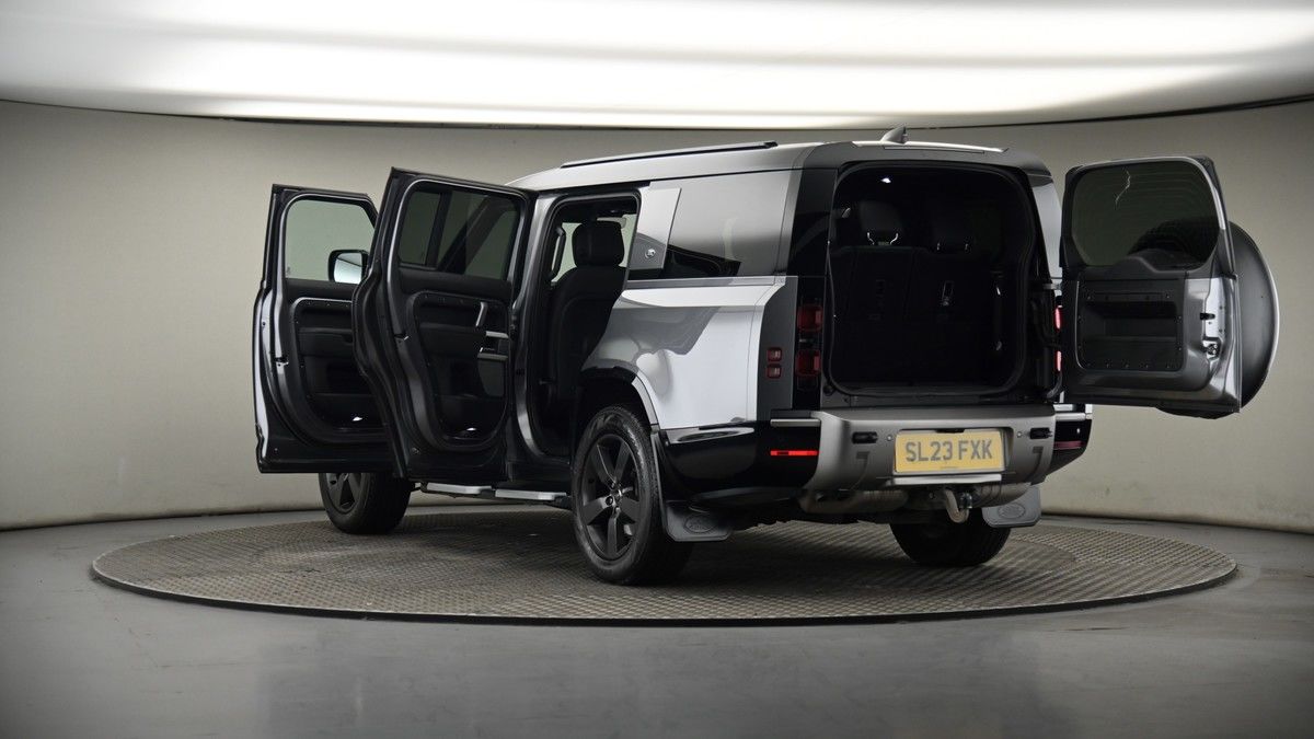 Land Rover Defender 130 Image 8