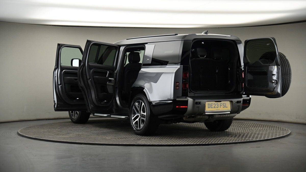 Land Rover Defender 130 Image 8